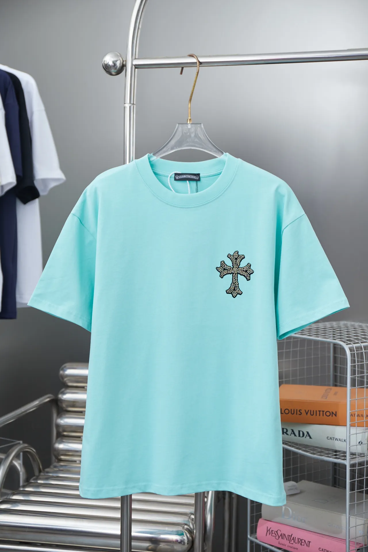 🅿️200 Chrome Hearte 25SS early spring new style Thick version of flocked rhinestone short sleeves Light luxury A must-have item for daily commuting for men and women Correct version Welcome to compare Detailed features · 280 grams of 100% pure cotton double yarn jersey fabric · Custom dyed in the same vat with special thickened 32 pieces of double-strand 1X1 thread · Three-dimensional flocking cross pattern ➕ Thick version of wow glue ➕ Imported Australian matte pearl diamonds · Double-needle sewing and cross-seam technology · Original main mark, washed tag, brand moisture-proof paper packaging Color: black/white/sky blue/burgundy Size: S/M/L/XL